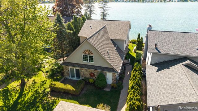 9350 Silverside, South Lyon, MI 48178