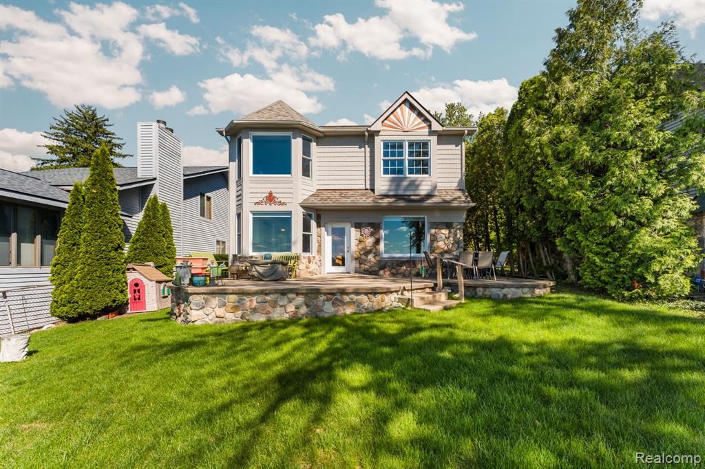 9350 Silverside, South Lyon, MI 48178