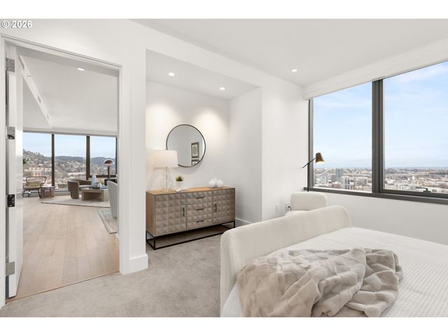 550 Sw 10TH Ave 2405, Portland, OR 97205