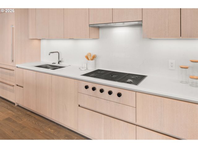 550 Sw 10TH Ave 2405, Portland, OR 97205