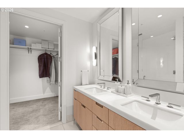 550 Sw 10TH Ave 2405, Portland, OR 97205