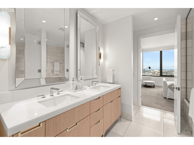 550 Sw 10TH Ave 2405, Portland, OR 97205