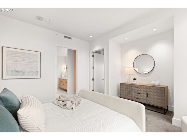 550 Sw 10TH Ave 2405, Portland, OR 97205