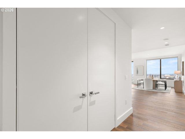 550 Sw 10TH Ave 2405, Portland, OR 97205