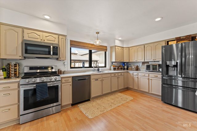 821 S Cove Ln, Nampa, ID 83686