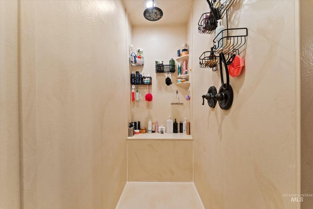 821 S Cove Ln, Nampa, ID 83686