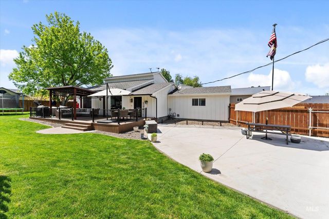 821 S Cove Ln, Nampa, ID 83686