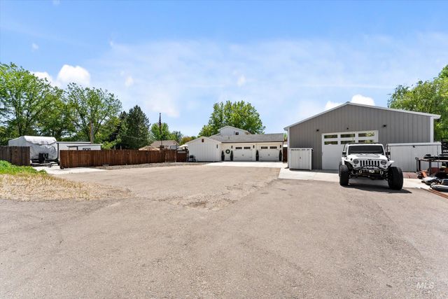 821 S Cove Ln, Nampa, ID 83686