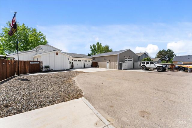 821 S Cove Ln, Nampa, ID 83686