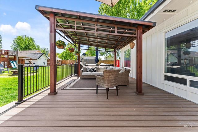 821 S Cove Ln, Nampa, ID 83686
