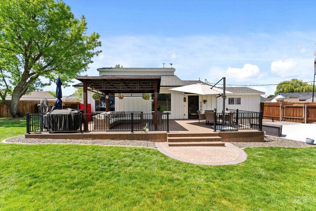 821 S Cove Ln, Nampa, ID 83686
