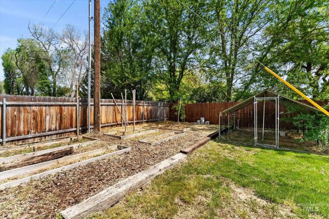 821 S Cove Ln, Nampa, ID 83686