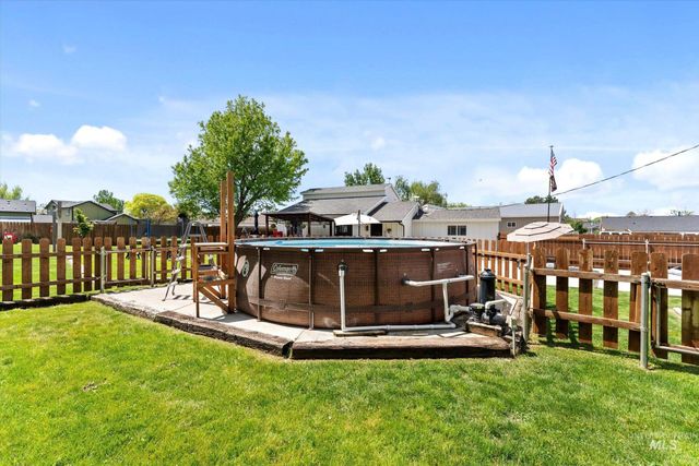 821 S Cove Ln, Nampa, ID 83686