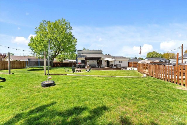 821 S Cove Ln, Nampa, ID 83686