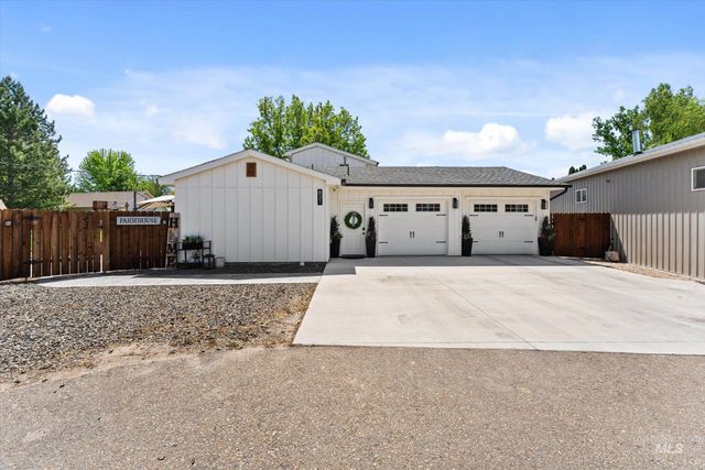 821 S Cove Ln, Nampa, ID 83686