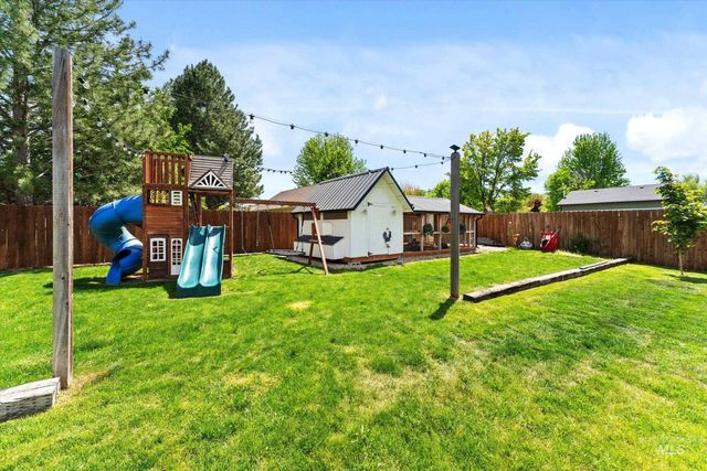 821 S Cove Ln, Nampa, ID 83686
