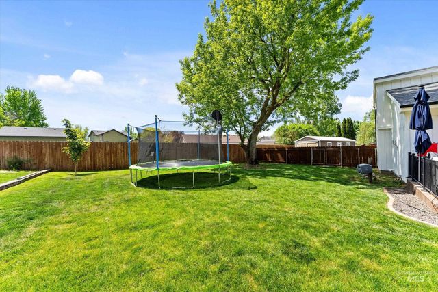 821 S Cove Ln, Nampa, ID 83686