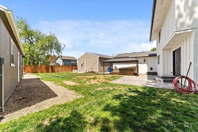 821 S Cove Ln, Nampa, ID 83686