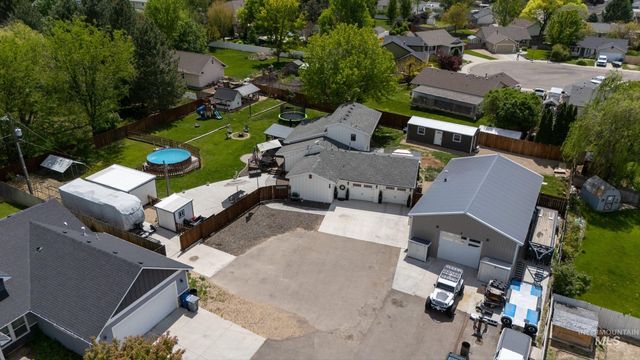 821 S Cove Ln, Nampa, ID 83686