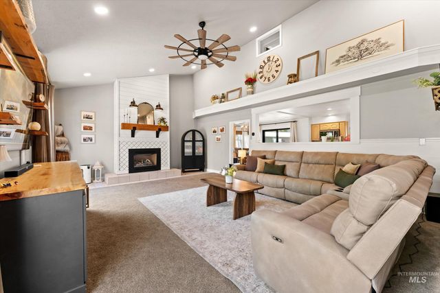 821 S Cove Ln, Nampa, ID 83686