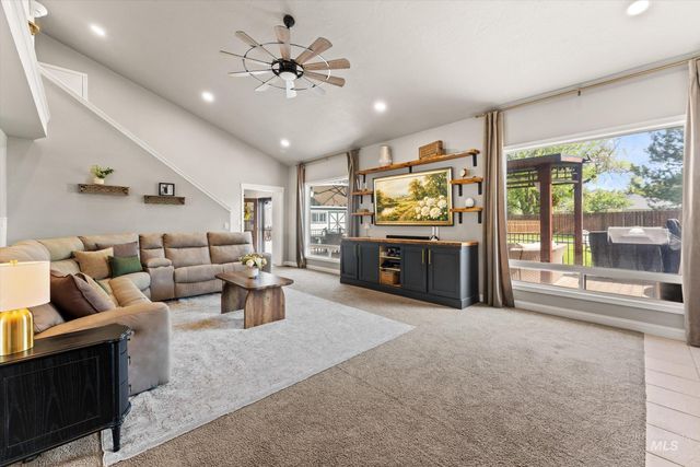 821 S Cove Ln, Nampa, ID 83686