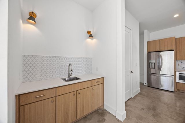 106 W CROSLIN ST 1, Austin, TX 78752