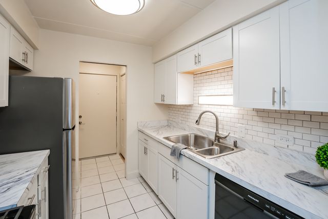 7117 W 93rd Street 105, Oak Lawn, IL 60453