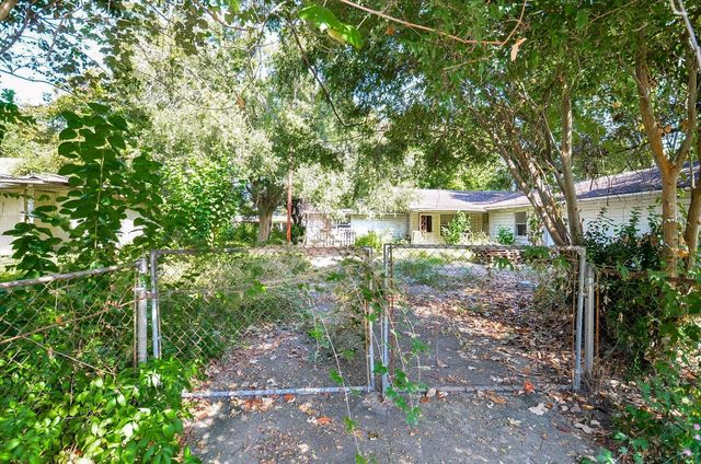 749 E Canino Road, Houston, TX 77037