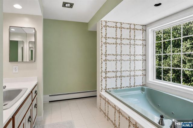 3 Orchard Road, Kinnelon Borough, NJ 07405