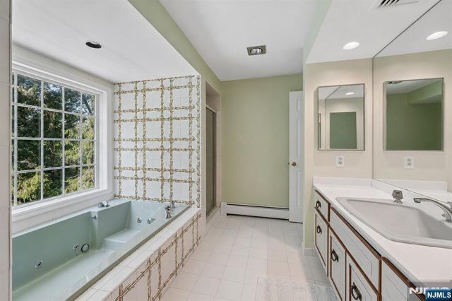 3 Orchard Road, Kinnelon Borough, NJ 07405
