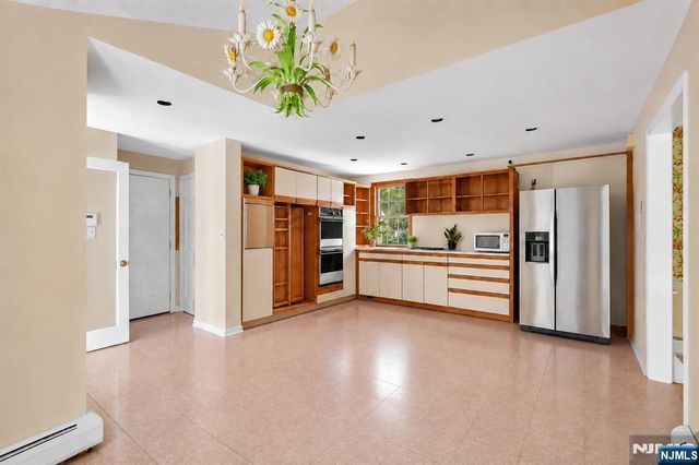 3 Orchard Road, Kinnelon Borough, NJ 07405