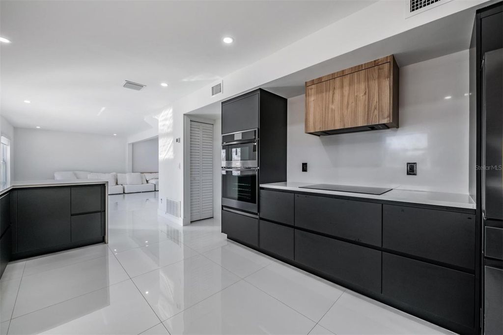 Image 10 of property listing at 16107 PEBBLEBROOK DRIVE, Tampa, FL 33624