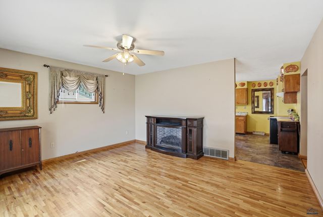 4719 WINDSOR DR, Rapid City, SD 57702