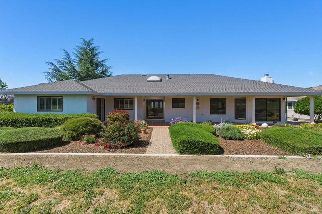 860 S Ridgemark Drive, Hollister, CA 95023