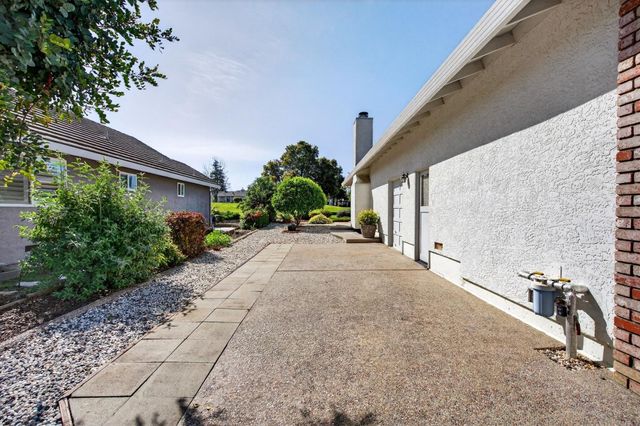 860 S Ridgemark Drive, Hollister, CA 95023