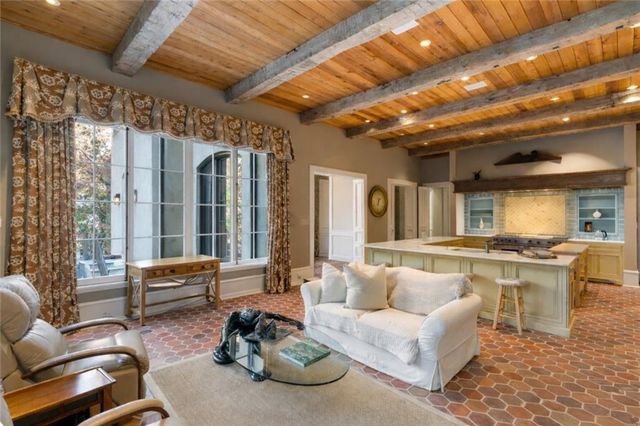 675 W Paces Ferry NW Road 10, Atlanta, GA 30327