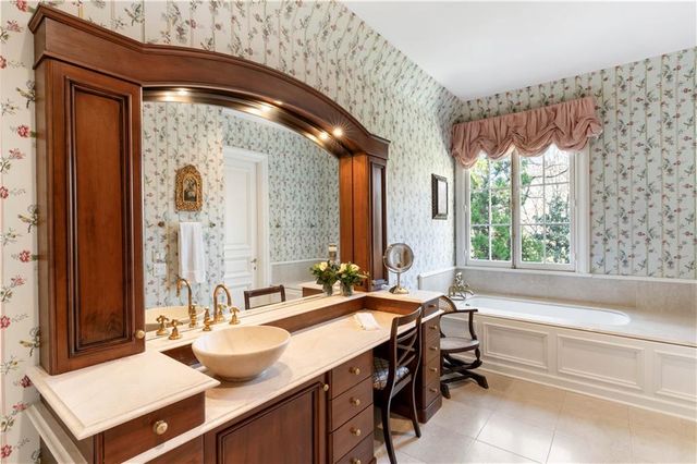 675 W Paces Ferry NW Road 10, Atlanta, GA 30327