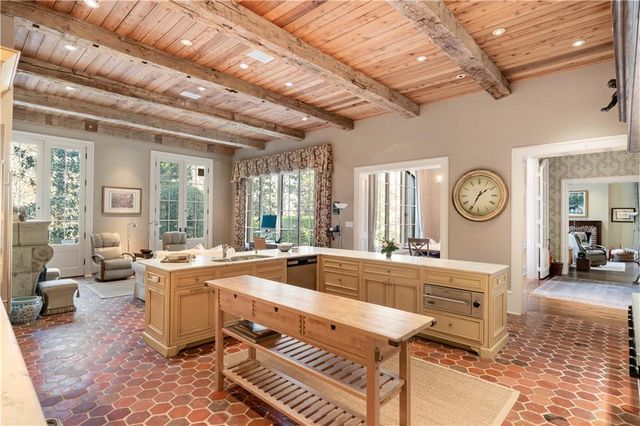 675 W Paces Ferry NW Road 10, Atlanta, GA 30327