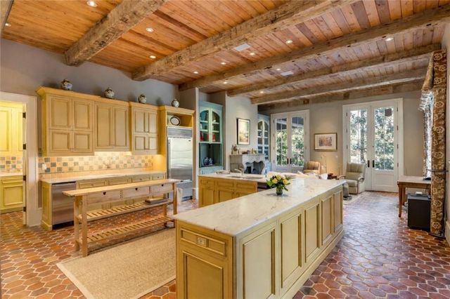 675 W Paces Ferry NW Road 10, Atlanta, GA 30327