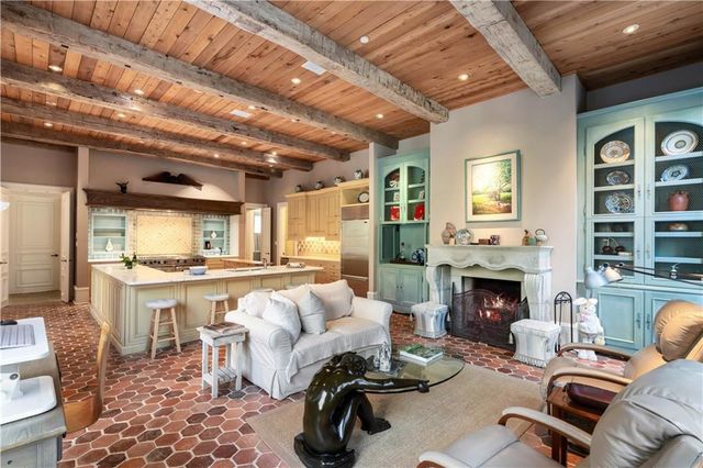 675 W Paces Ferry NW Road 10, Atlanta, GA 30327