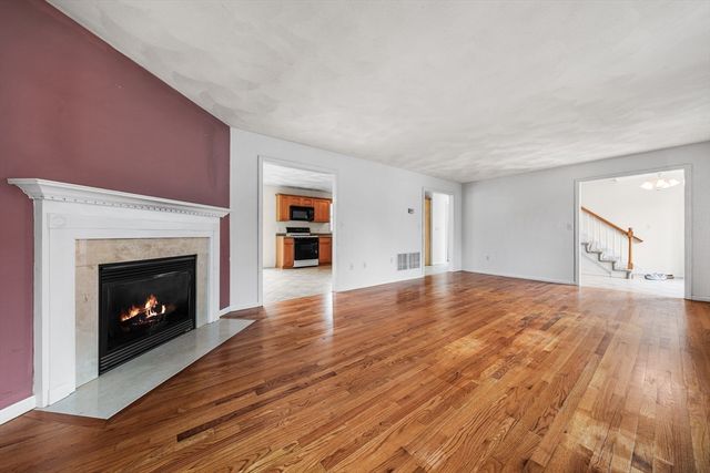 12 Horton Ln, Billerica, MA 01821