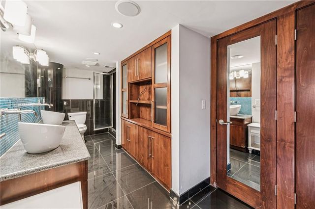 803 W 48th Street 402, Kansas City, MO 64112