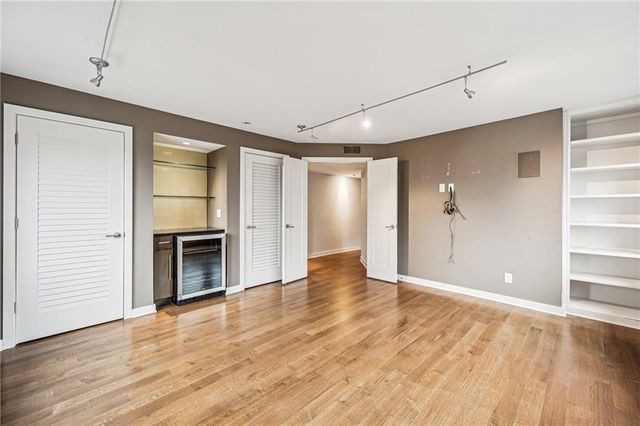 803 W 48th Street 402, Kansas City, MO 64112