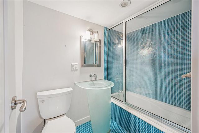 803 W 48th Street 402, Kansas City, MO 64112