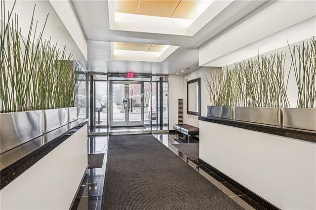 803 W 48th Street 402, Kansas City, MO 64112