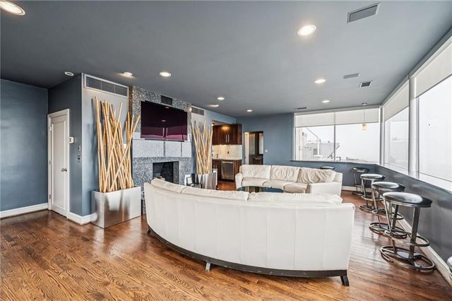 803 W 48th Street 402, Kansas City, MO 64112