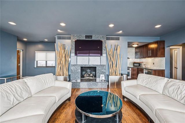 803 W 48th Street 402, Kansas City, MO 64112