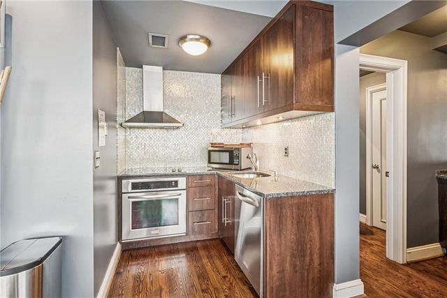 803 W 48th Street 402, Kansas City, MO 64112