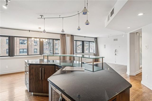 803 W 48th Street 402, Kansas City, MO 64112