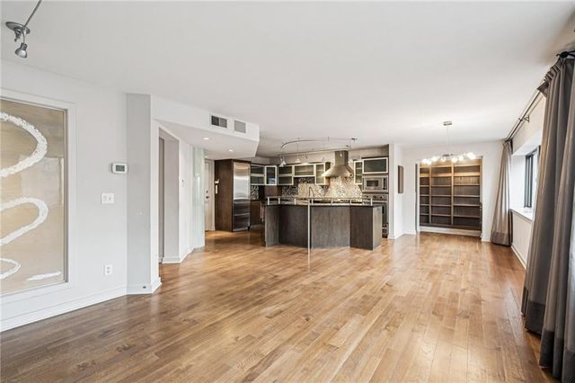 803 W 48th Street 402, Kansas City, MO 64112